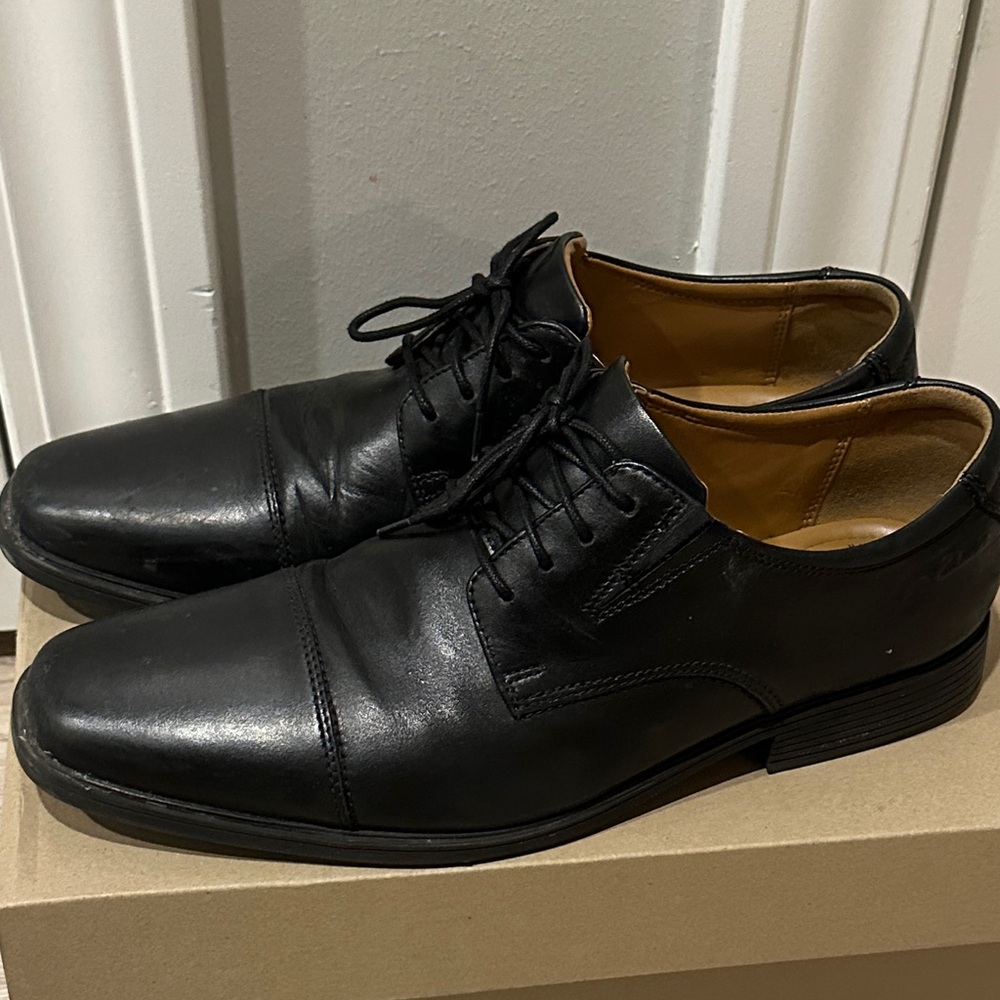 Clarks Men's Classic Black Dress Shoes - Picture 4 of 6